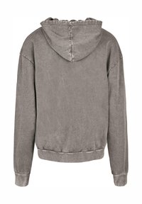 Sudadera gris con un acabado texturizado, que cuenta con una capucha ajustable, puños acanalados y una cinturilla. Sin marcas o patrones visibles.