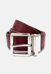 Burgundowa skórzana pasek z podwójnym metalowym zapięciem w kolorze srebrnym, charakteryzujący się gładką fakturą i detalami zszycia, zwinięty do wyeksponowania.