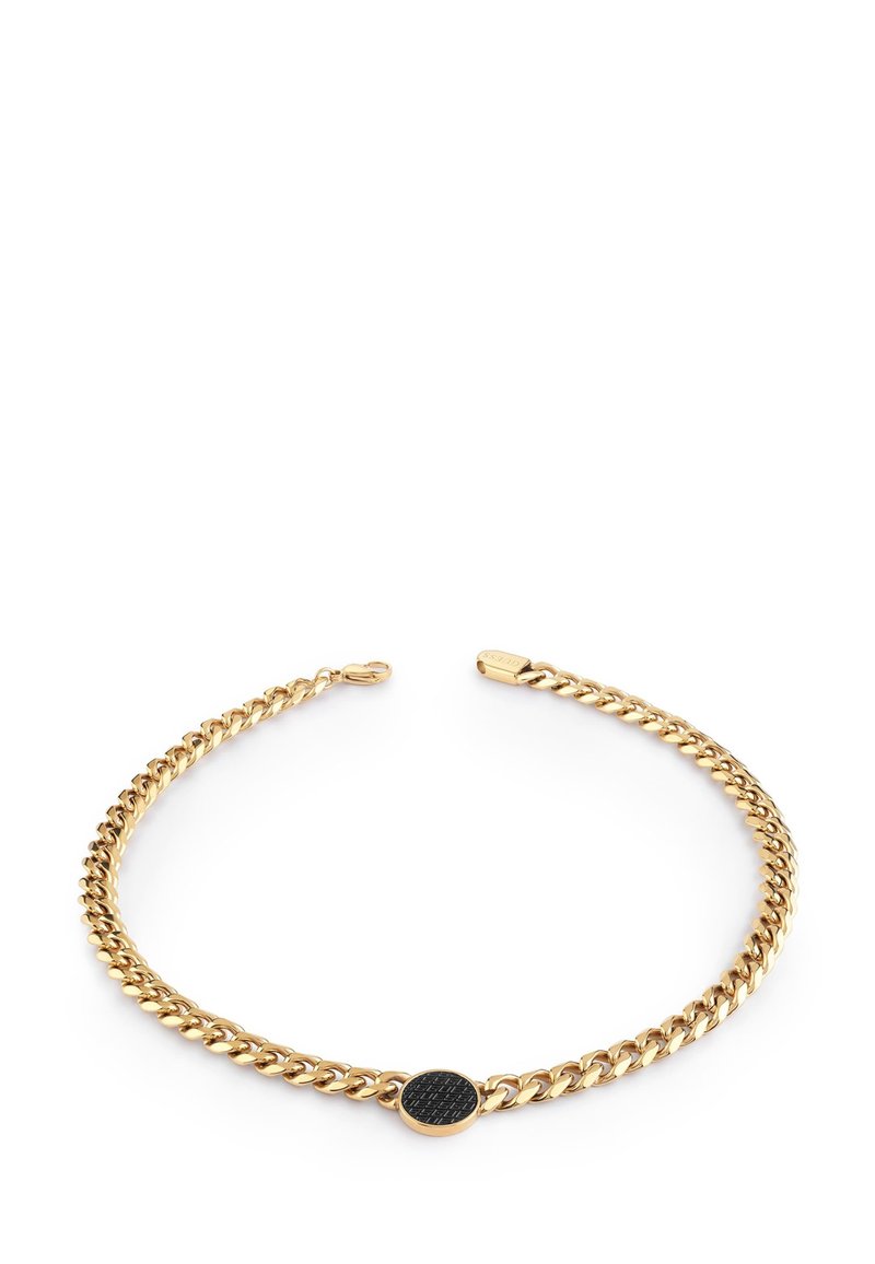 Pulsera de cadena de oro con un acento circular negro texturizado. Los eslabones son entrelazados y pulidos, creando un acabado suave.