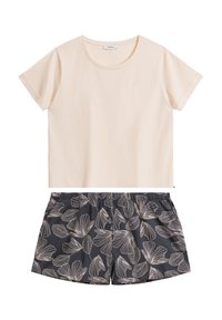 Jasnoróżowa bluzka z krótkimi rękawami w połączeniu z czarnymi szortami z białym wzorem liści. Miękka tkanina, luźny krój, elastyczny pasek w szortach.