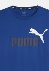 Blauwe t-shirt van katoen, met een groot grijs "PUMA" logo en een witte springende puma graphic op de voorkant. Ronde halsontwerp.