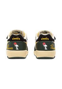 Sneaker verde e nere con una parte superiore bianca, dettagli dorati e un cartone animato di Snoopy con un pallone da basket sul tallone; suola in gomma.