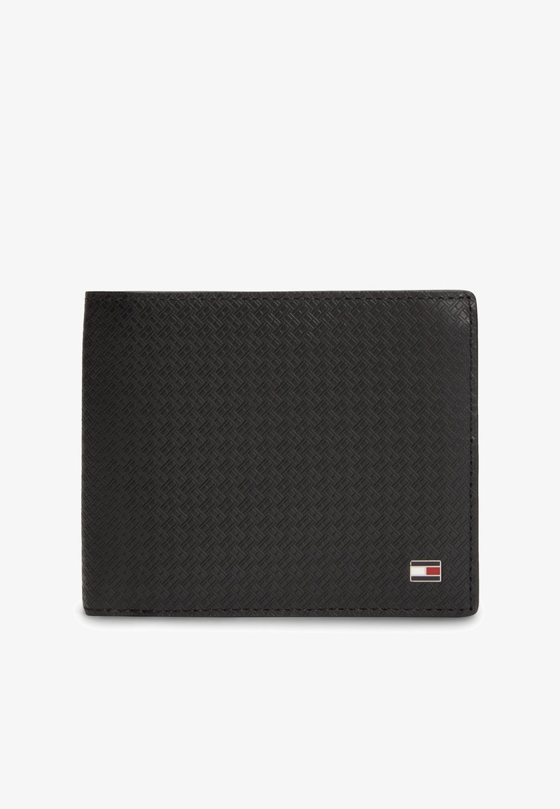 Μαύρο ανάγλυφο διπλό πορτοφόλι με μικρό ορθογώνιο κόκκινο, λευκό και ναυτικό λογότυπο στην κάτω δεξιά γωνία.