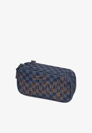 Astuccio rettangolare nero e grigio a quadri con scritta ricamata arancione "baggl" e chiusura con zip sulla parte superiore.