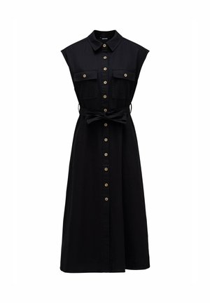 Robe-chemise midi noire sans manches avec col, fermeture par boutons sur le devant, deux poches poitrine et ceinture nouée à la taille.