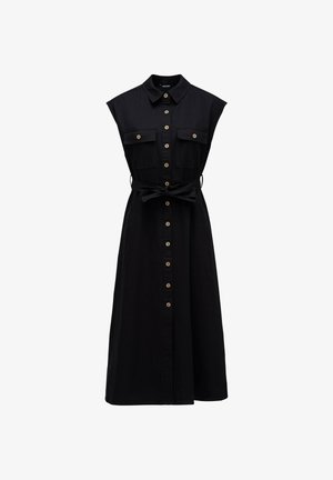 Robe-chemise midi noire sans manches avec col, fermeture par boutons sur le devant, deux poches poitrine et ceinture nouée à la taille.