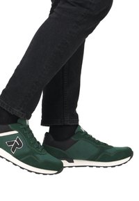 Baskets en daim vert et en mesh avec des accents noirs et des semelles blanches. Présente un logo sur le côté et des détails de couture contrastants.