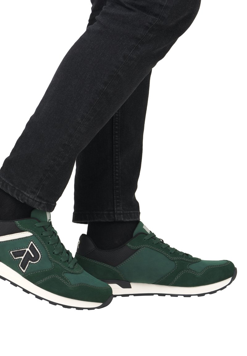 Baskets en daim vert et en mesh avec des accents noirs et des semelles blanches. Présente un logo sur le côté et des détails de couture contrastants.