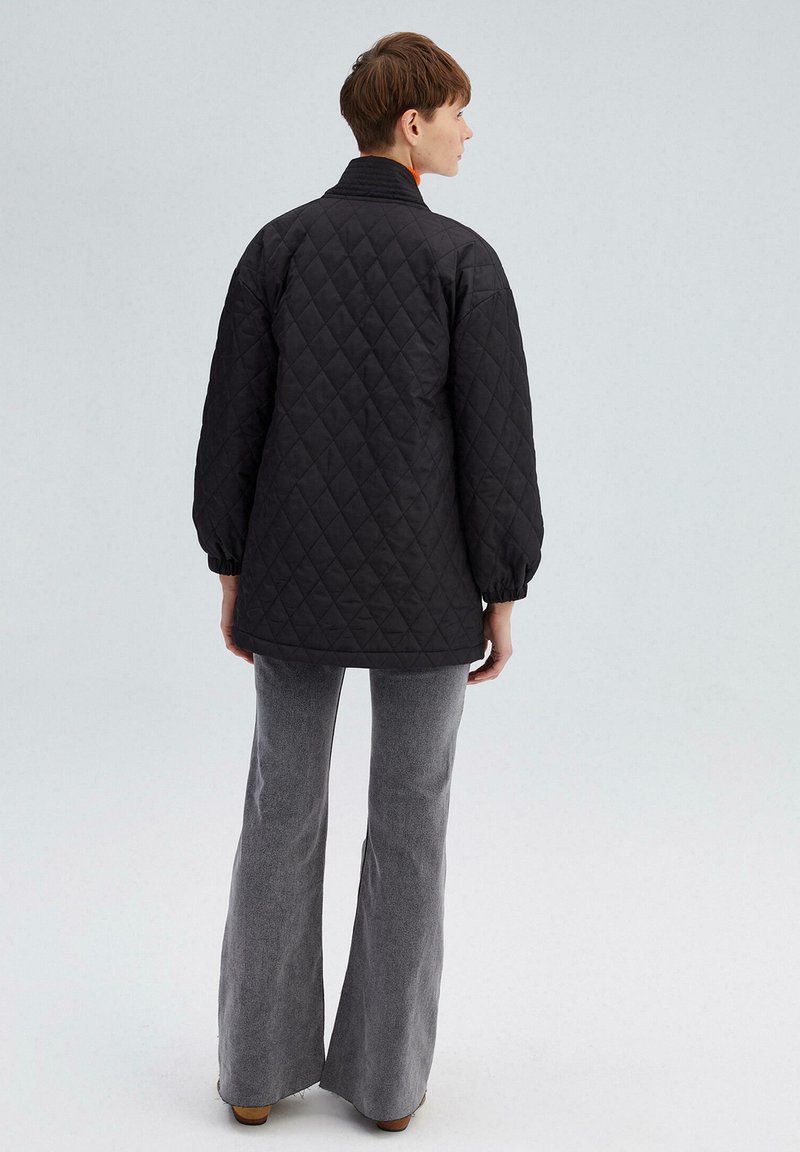 Touché Privé QUILTED WITH STAPLES Abrigo de invierno black