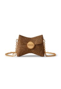 Sac à main en cuir marron texturé avec une forme de nœud unique, portant un fermoir circulaire doré et une bandoulière en chaîne dorée.