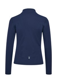 Marinblå långärmad skjorta med hög krage, ribbat textil och subtil chevron-logotyp accenterad i nedre ryggen.