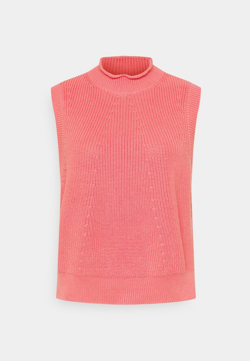 Veste rose corail sans manches en tricot avec col montant et texture côtelée sur fond blanc.