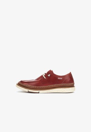 Rote Lederschuhe mit glatter Oberfläche, runder Zehenform, Schnürdesign und kontrastierender, beige gesprenkelter Sohle. Die genähten Details betonen die Ränder.
