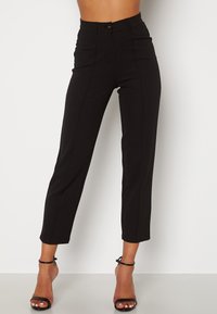 Zwarte hooggelegen broek met een rechte pasvorm, voorzien van een knoopsluiting aan de voorkant, zijnaden en een cropped lengte. Soepele, rekbare stof.