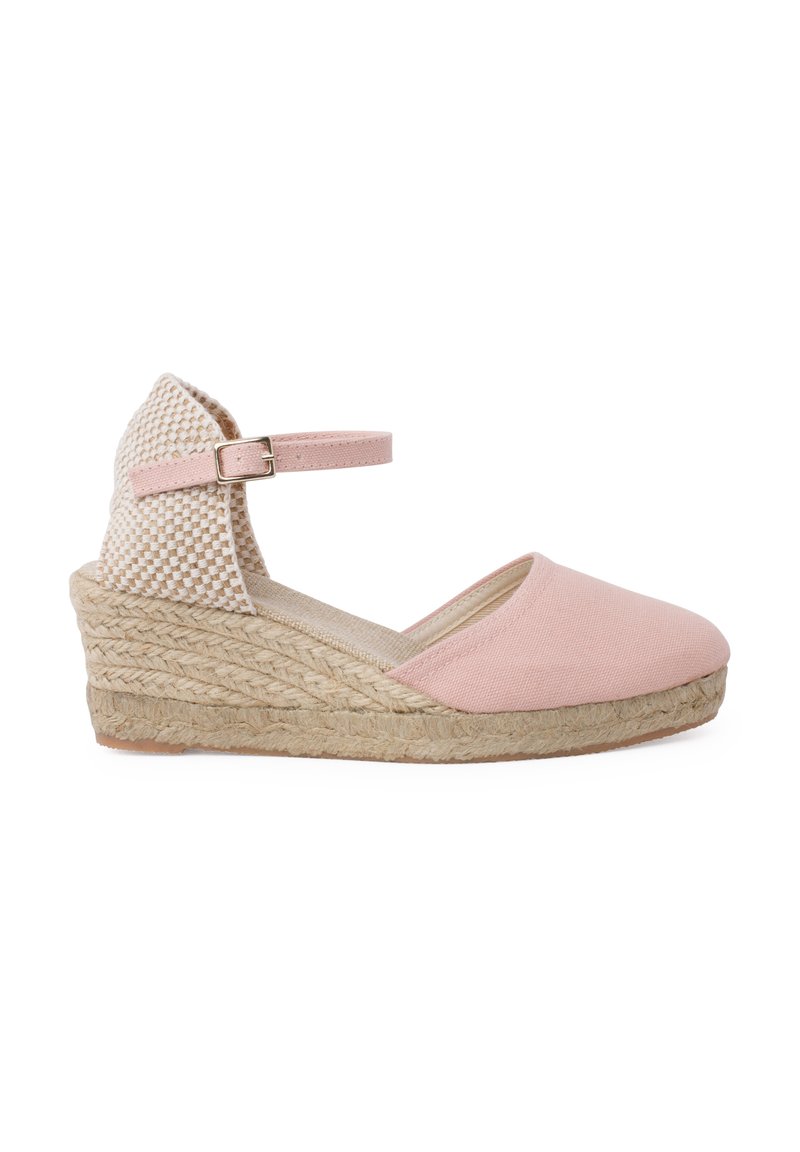 Espadrille en toile rose avec un talon tressé, une bride autour de la cheville et une semelle en jute. Présente une pointe arrondie et une section arrière texturée.