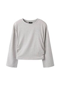 Top claro gris perla de manga larga y corte cropped, hecho de una tela suave, con cuello redondo y detalles fruncidos en el lado izquierdo. Textura suave, ajuste relajado.