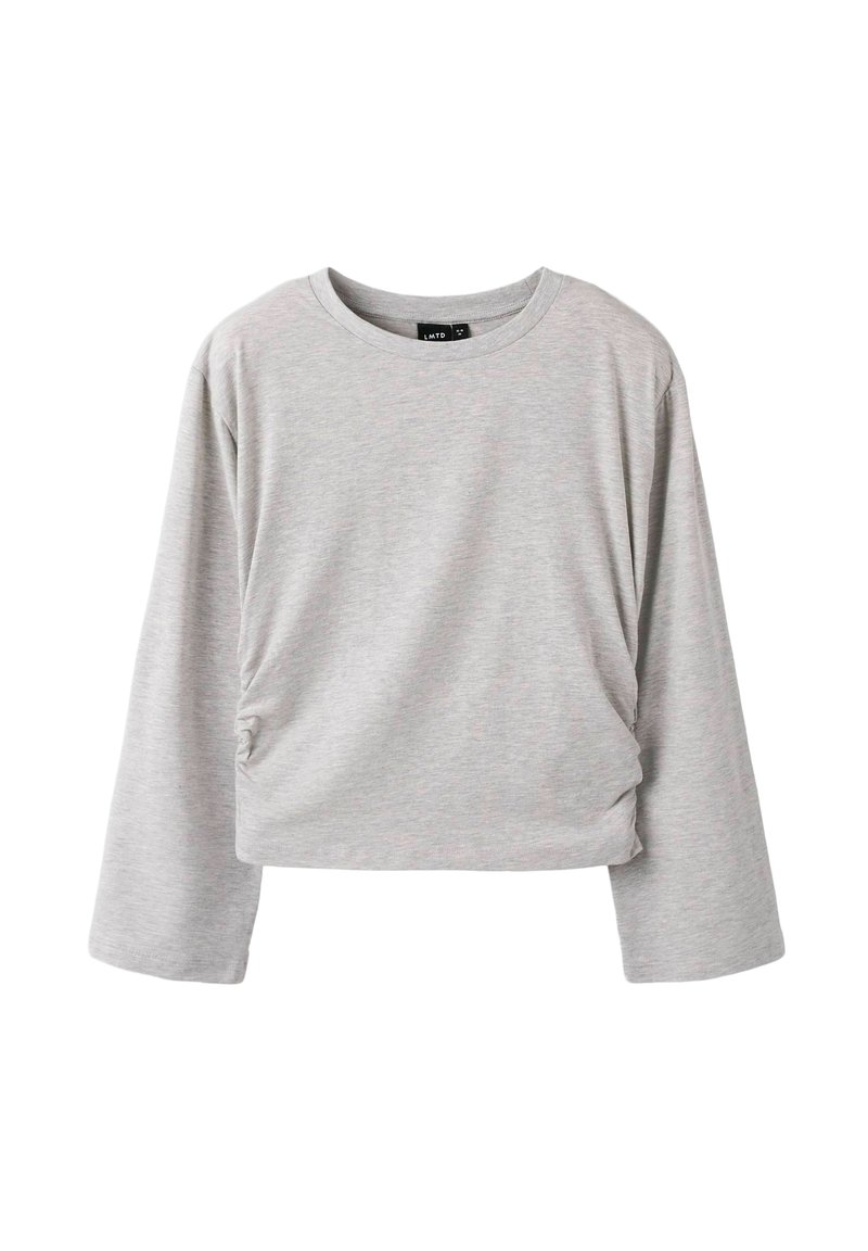 Top claro gris perla de manga larga y corte cropped, hecho de una tela suave, con cuello redondo y detalles fruncidos en el lado izquierdo. Textura suave, ajuste relajado.