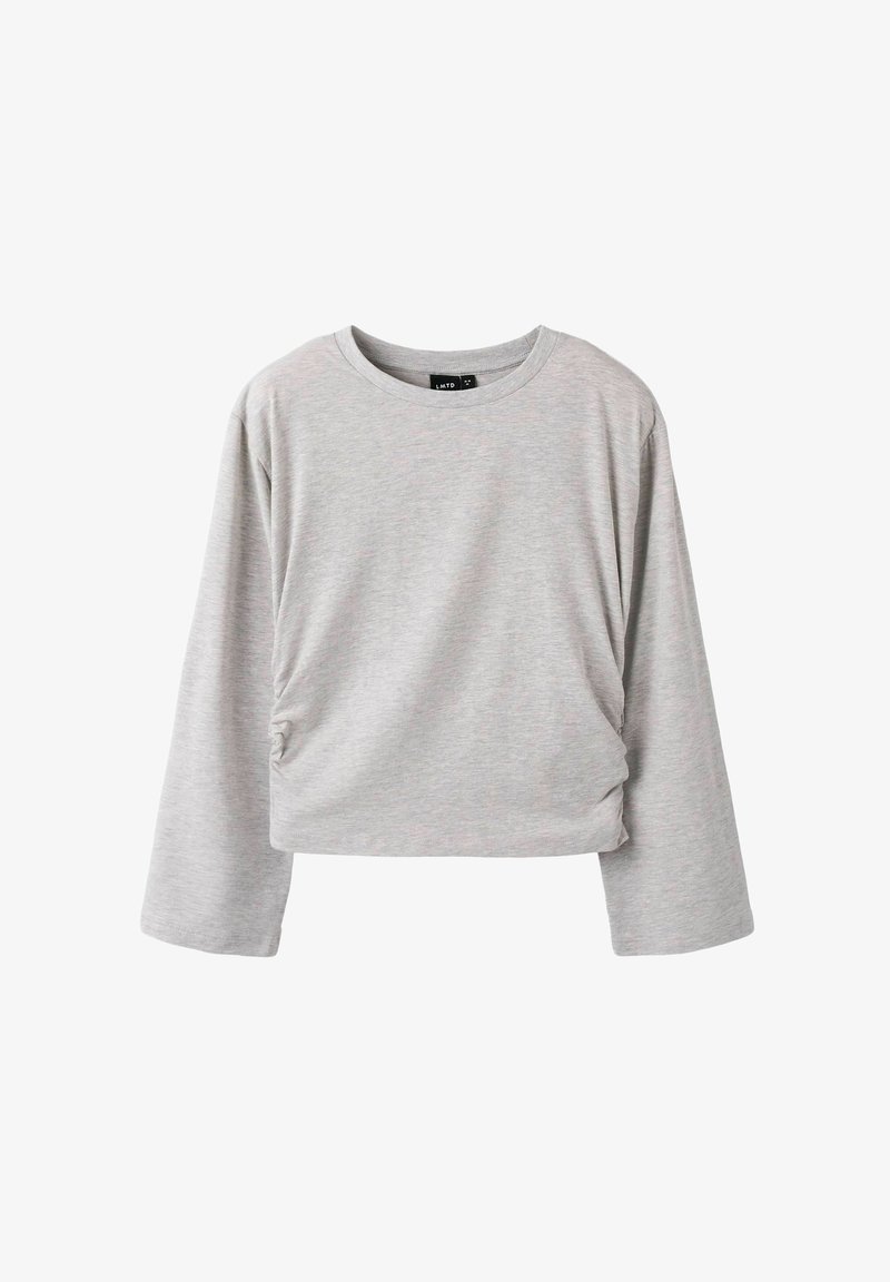 Svetlo siv krojen dolg rokav top iz mehkega materiala s krožnim ovratnikom in nabranjem na levi strani. Gladka tekstura, sproščen kroj.