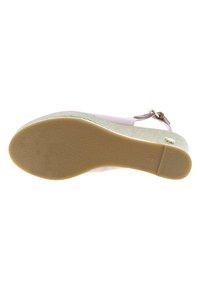 Sandal s uzavřenou špičkou, růžový kožený svršek, pletená juteová mezipodešev a hnědý nastavitelný přezkový pásek. Texturovaná podešev pro lepší přilnavost.
