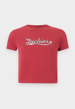 Top roșu cu mâneci scurte, scurtat, cu logo-ul "Dickies" alb, scris cursiv pe față, afișat pe un fundal alb simplu.