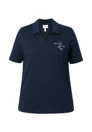 Polo shirt in cotone blu navy con scollo a V e maniche corte. Presenta testo ricamato bianco e una grafica di pesce sul lato sinistro.