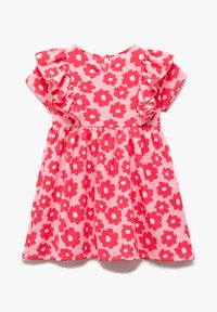 Vestido rosa con patrón floral rojo, con mangas cortas y rizadas, y cintura fruncida. Cierre en forma de ojal en la parte posterior para facilitar el uso. Tejido suave y texturizado.