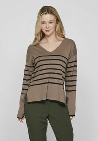 Maglione a righe marroni con scollatura a V, maniche lunghe e una vestibilità comoda. Presenta righe orizzontali nere e un bordo inferiore solido.