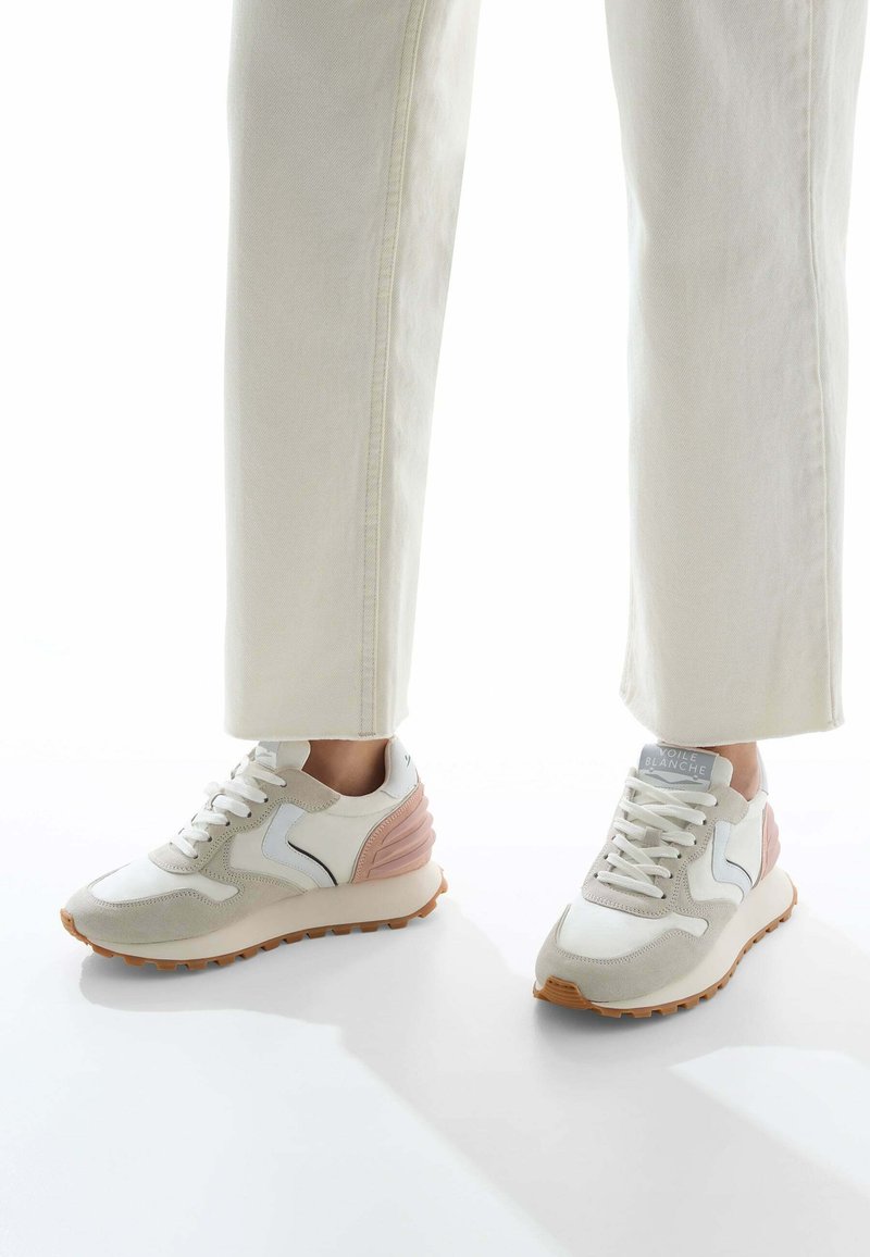 Sneakers con upper in pelle bianca, dettagli in suede grigio e un tallone testurizzato rosa. Completati con una suola in gomma marrone chiaro e lacci.