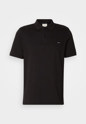 Zwarte katoenen polo met een klassieke kraag, twee knopen aan de voorkant en een klein logo op de linkerborst. Korte mouwen en rechte zoom.