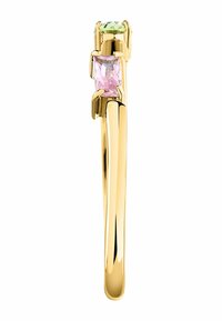 Goldring mit drei rechteckigen Edelsteinen: hellgrün oben, rosa in der Mitte und lila am Fuß. Glatte, glänzende Oberfläche mit Krappenfassungen.