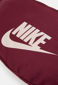 Nike Sportswear HERITAGE WAISTPACK UNISEX - Bolsa de cintura - dark beetroot/dark beetroot/pink oxford