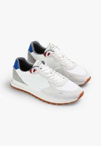 Weiße Sportschuhe mit grauen und blauen Akzenten; aus Mesh und Wildleder; verfügen über ein Schnürdesign, ein Logo auf der Zunge und eine strukturierte Gummisohle.