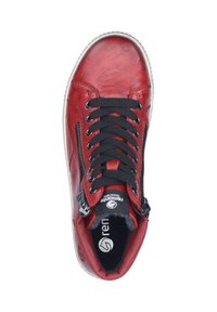 Baskets montantes en cuir rouge avec lacets noirs, fermeture éclair sur le côté et semelle en caoutchouc texturé blanche. Comprend une languette rembourrée et un logo à l'intérieur.