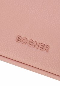 Portafoglio in pelle texturizzata rosa con logo "BOGNER" in rilievo, con bordi lisci e un sottile motivo a grana sulla superficie.