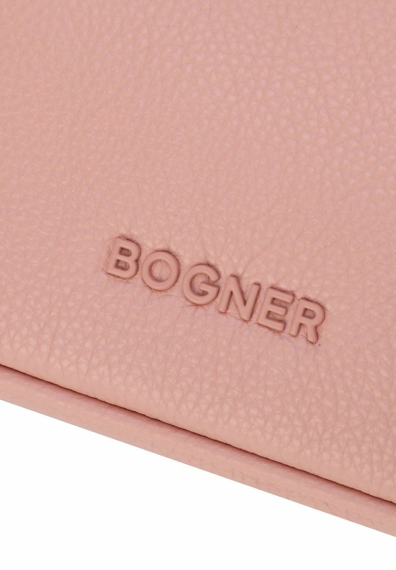 Rosa strukturiertes Lederportemonnaie mit geprägtem "BOGNER"-Logo, das glatte Kanten und ein dezentes Kornmuster auf der Oberfläche aufweist.