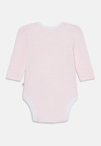 Bodysuit pour bébé à manches longues en rose clair avec des rayures blanches, présentant un col blanc et des manches légèrement bouffantes, fabriqué en tissu doux.