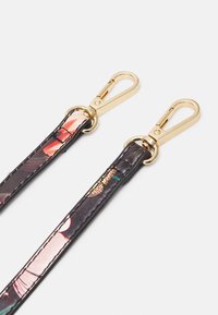 Svart rem i konstläder med blommönster, guldfärgade metalldetaljer, dubbla clips i ändarna och en slät yta.