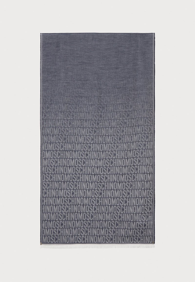 Sötétszürke sál, amelyen texturált mintázat található, ismétlődő márkajelzéssel kontrasztos árnyalatokban, bojtokkal és sima szövetfelülettel.