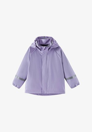 Jasnofioletowa wodoodporna kurtka z falbankowym kapturem, zapięciem na zatrzaski i elastycznymi mankietami. Posiada odblaskowe paski na rękawach.