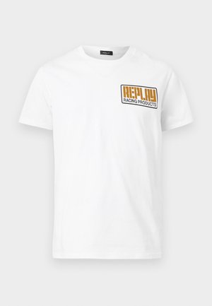 Bela kratka majica z okroglim izrezom in oranžnim ter črnim logotipom "REPLAY RACING PRODUCTS" na zgornjem levem delu prsnega koša.