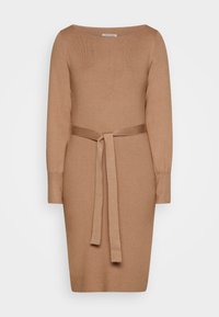 Kamelivärinen neulemekko pitkillä hihoilla ja vyötärölle sidottu samasta kankaasta valmistettu vyö, polvipituinen, pyöreällä kaula-aukolla.