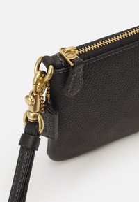 COACH POLISHED PEBBLE WRISTLET - Pochette - black