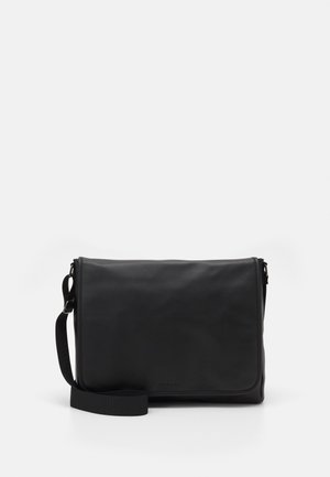 Czarna torba kurierska wykonana z gładkiego materiału, z klapą zamykającą, regulowanym paskiem i minimalistycznym designem. Brak widocznych okuć lub wzorów.