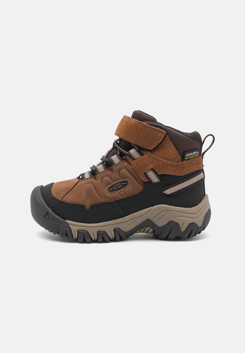 Braune und schwarze Wanderschuhe mit einem Klettverschluss, strukturiertem Obermaterial, Gummisohle und verstärktem Zeh. Sie verfügen über ein wasserdichtes Material und eine rutschfeste Sohle.