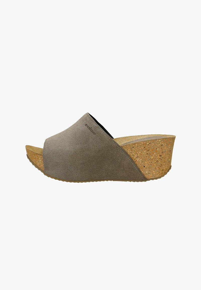 Sandale compensée en daim gris à bout ouvert avec semelle en liège et design sans fermeture, vue de côté sur fond blanc.