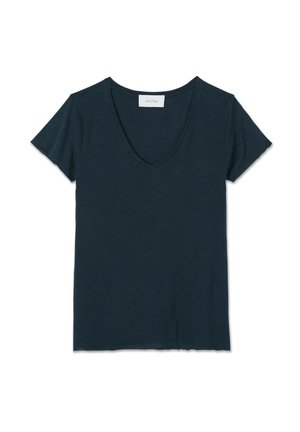 Tumši zila īsām piedurknēm T-kreklam ar dziļu V veida kakla izgriezumu, izgatavots no viegla auduma ar mīkstu tekstūru un neapstrādātām maliņām.