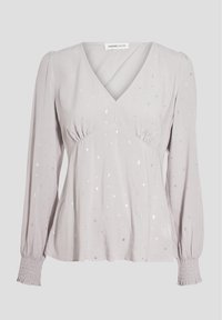 Ljusgrå blus med långa ärmar, v-ringning, insamlade detaljer och glittrande silverdiamanter. Smockade manschetter avslutar ärmarna.