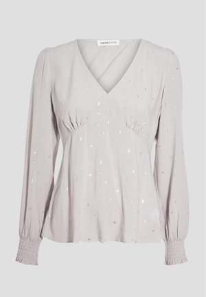 Helle graue Bluse mit langen Ärmeln, V-Ausschnitt, gerafften Akzenten und schimmernden silbernen Diamantmustern. Die Ärmel sind mit gerüschten Bündchen versehen.
