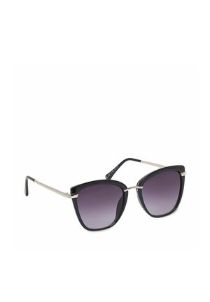 Gafas de sol negras con forma de ojo de gato, lentes oscuras con degradado y varillas metálicas finas, mostradas aisladas sobre un fondo blanco.