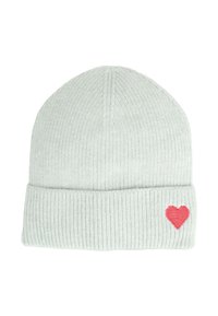 Cappello lavorato a maglia grigio chiaro con risvolto e piccolo cuore rosso ricamato sul lato.